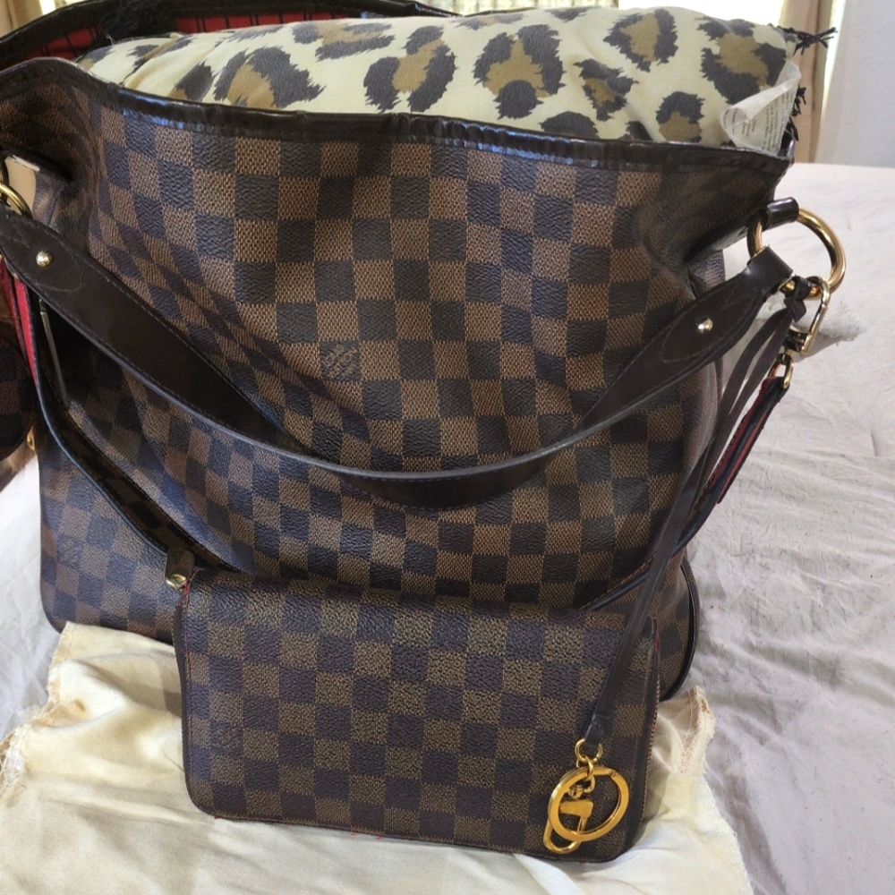 Authentic  Lois  Viotton  matching  wallet Avilable For a good Price Also  👌